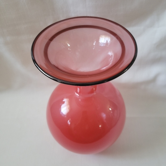 Hand-blown Beautiful Grapefruit Pink Glass Vase - Picture 12 of 14